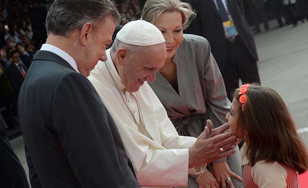 Una niña recibe el caluroso saludo del Papa Francisco, en el inicio de su histórica Visita Apostólica. Lo acompañan el Presidente Juan Manuel Santos y su esposa, María Clemencia Rodríguez.