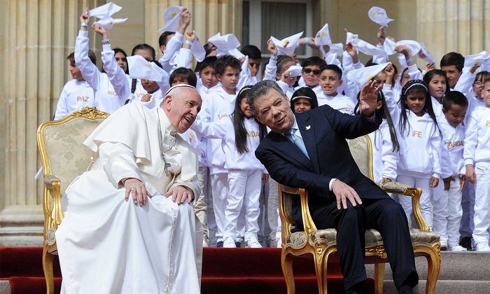 El Presidente Santos le explica al Papa Francisco los edificios que rodean la Plaza de Armas de la Casa de Nariño.
