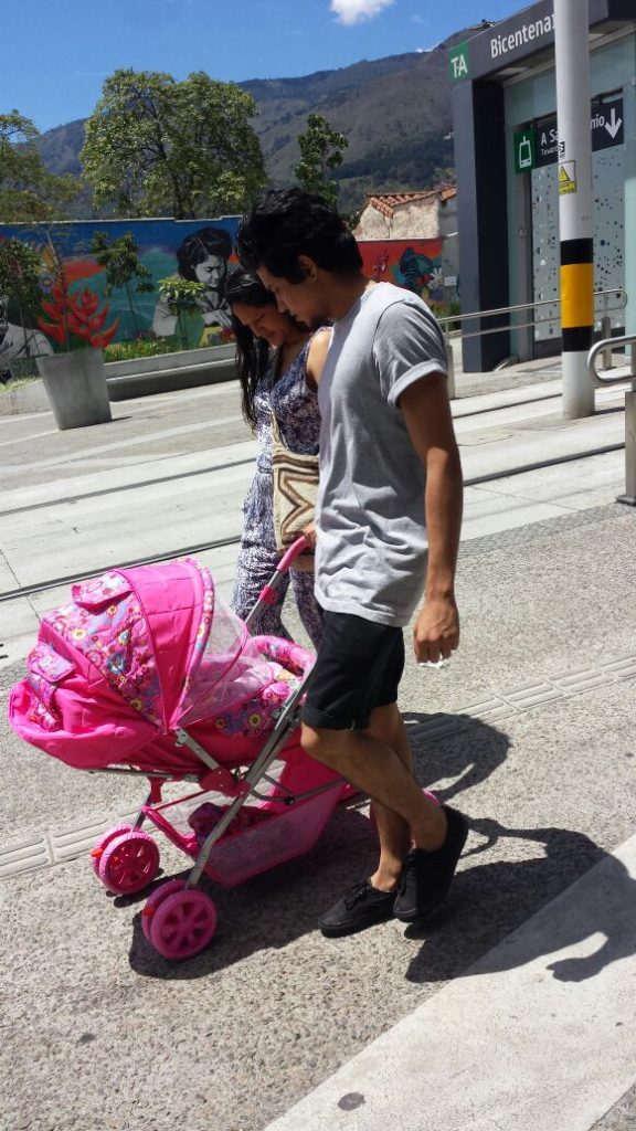 Adriana y Carlos con Avril, paseando por Medellín.