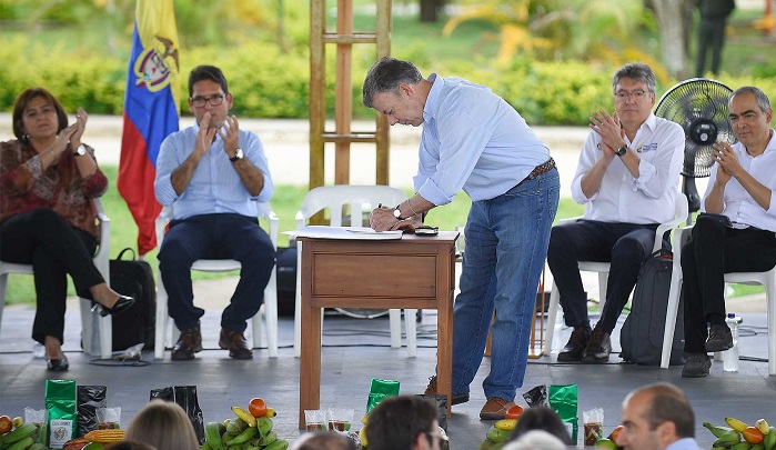 En La Uribe, Meta, el Presidente Juan Manuel Santos firma del decreto que establece beneficios para impulsar las 344 Zonas Más Afectadas por el Conflicto (Zomac).