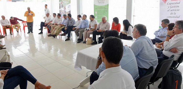 Más de 25 empresarios de los sectores agropecuario, de la energía, la industria, la banca y el comercio acompañaron al Presidente este lunes en La Uribe en el lanzamiento de las medidas para estimular las regiones más golpeadas por el conflicto.