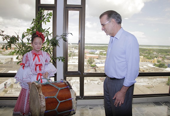 5 Gobernador Eduardo Verano con Reina del Carnaval de lso Niños, Shadya Londoño (1)