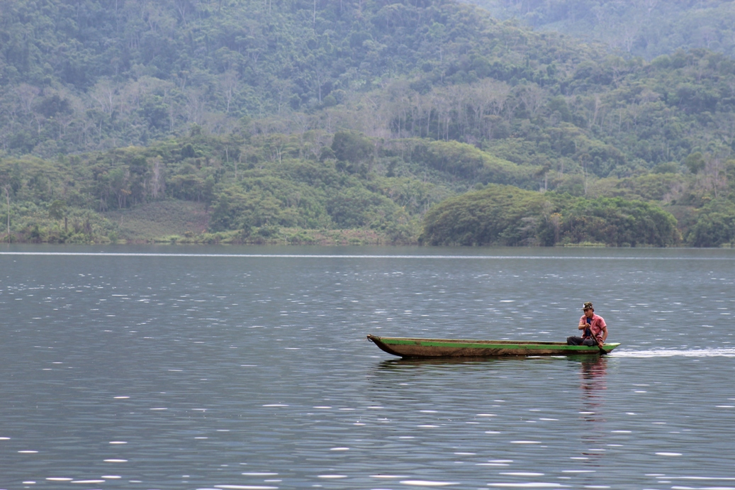 La paz de la naturaleza suele ser surcada por seres humanos que nacieron con el respeto por el mundo. Foto por: Carlos Ortíz.