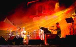 Pedrito Martinez y su banda. exaltando con su música las tradiciones afrocubanas