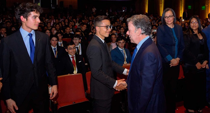 El Presidente felicita a uno de los estudiantes más destacados del país, durante la ‘Noche de los Mejores’, que organizó el Ministerio de Educación en el Teatro México en Bogotá.
