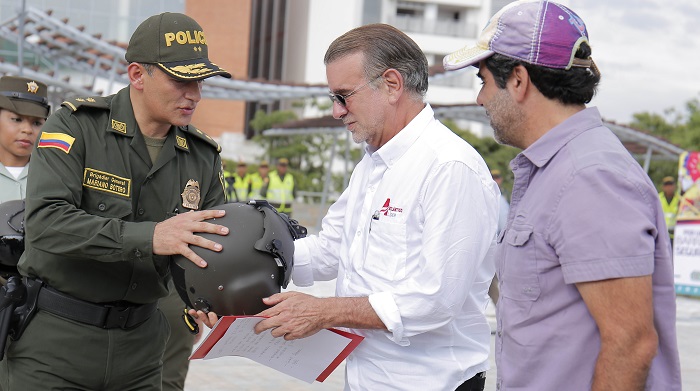2 Entrega de dotación para helicóptero de la Policía (7)