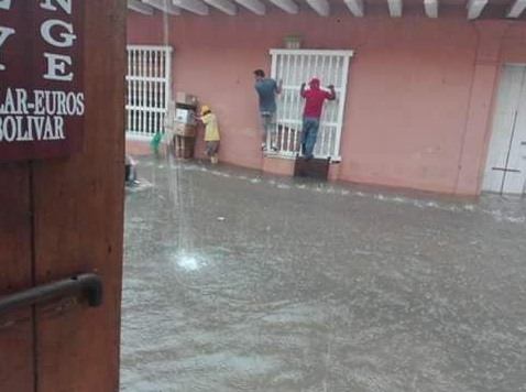 3 gente trepada en ventanas