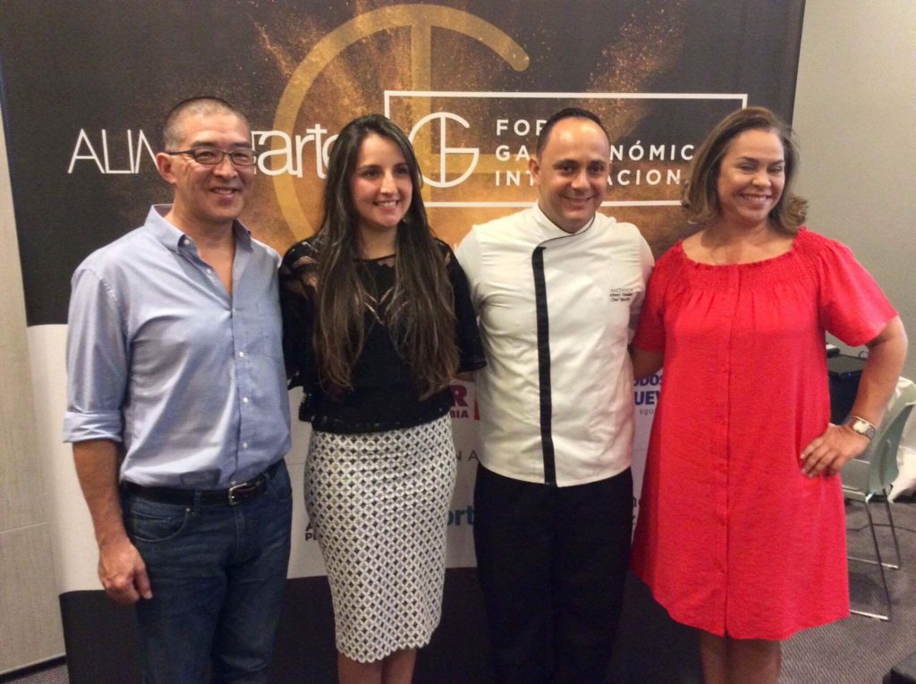 El chef internacional Takahiro Ohno, Jhonny Caballero el chef ejecutivo de Ébano del hotel Movich junto a la directora gastronómica de fundación Corazón Verde y la representaré del Hotel Movich Barranquilla 