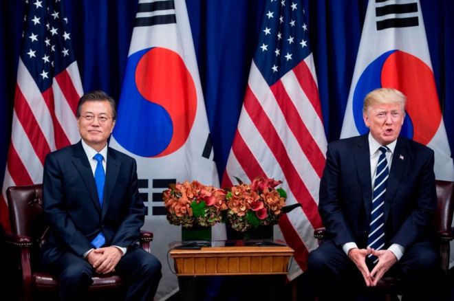Trump protagonizó en Asia un incómodo encuentro con su par de Corea del Sur Moon Jae-in.