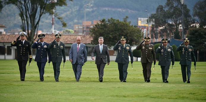 El Presidente de la República, el Ministro de Defensa, y los altos mandos militares y de policía en la ceremonia de ascenso de 177 subtenientes del Ejército.
