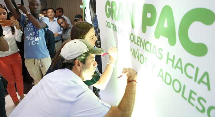 2 Alex firma el convenio
