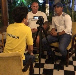 3 Jorge Mario ante la cámara de espaldas