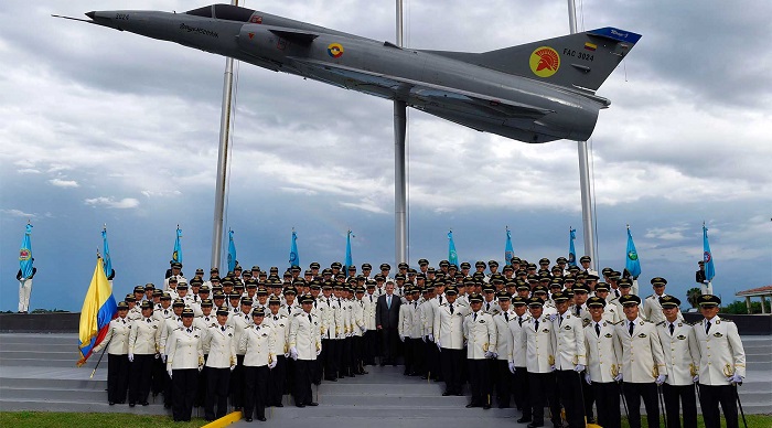 El Presidente Juan Manuel Santos posa junto a los subtenientes que recibieron su ascenso este viernes, durante una ceremonia militar encabezada por el Primer Mandatario.