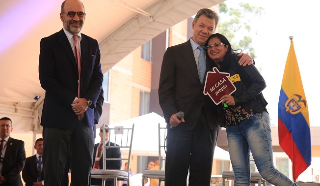 5 1 dic Santos y Camilo entregan casas en Bogotá