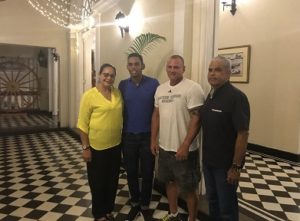 Jeff Stam con Fredy González y los padres del pitcher promesa.