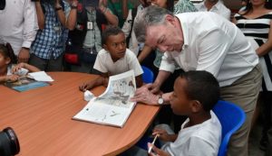 En el Megacolegio de Villas de San Pablo, en Barranquilla, el Presidente Juan Manuel Santos se interesó por la lectura asignada a los más pequeños.