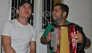 2 El cantautor Fonseca acompañado por el Rey Vallenato Jaime Dangond Daza - Foto Daniel Gutiérrez Palomino