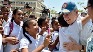 En su recorrido por el nuevo Megacolegio de la capital del Atlántico, el Presidente saludó a decenas de alumnos que le expresaron su alegría por la visita.
