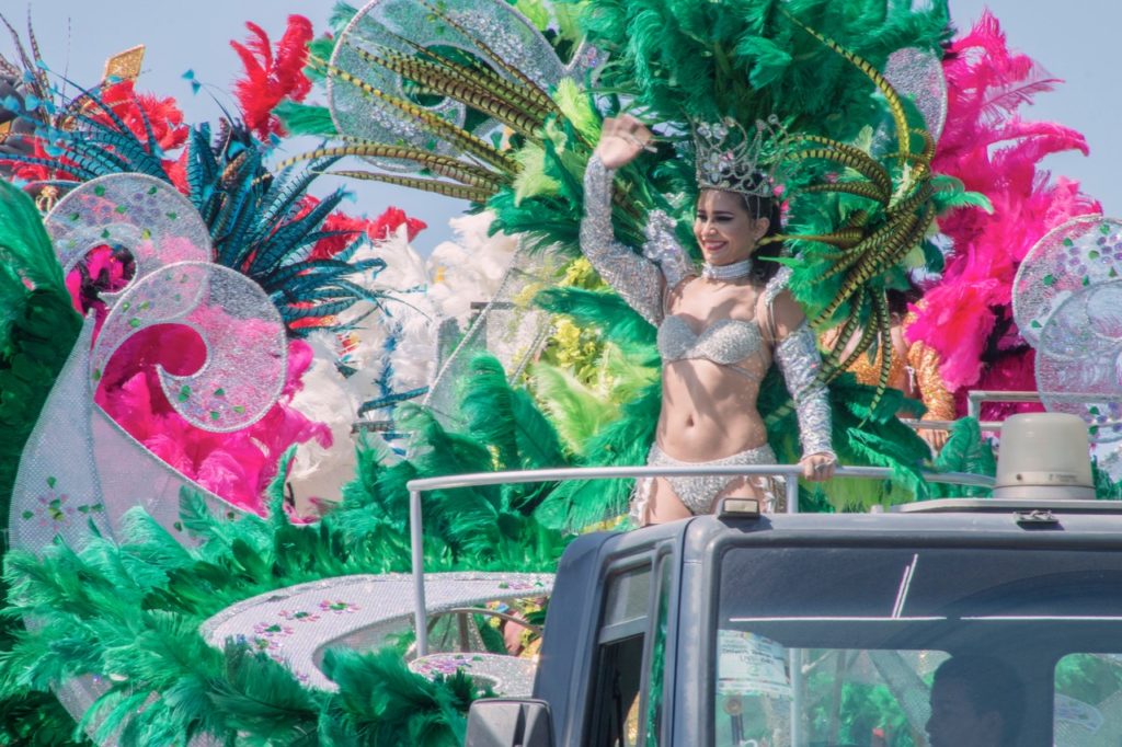 La Reina de la Policía saludando a los asistentes después del sentido homenaje en la apertura de La Parada de Fantasía.