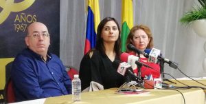 Claudia Dacunha acomapaña de Víctor Armenta y 
