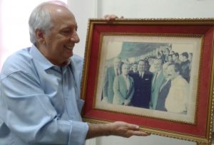 EEdgardo Sales conserva la foto donde aparecen en el estadio Defensores del Chaco con 'Nene' Payares, León Londoño, Andrés Rodríguez (Presidente de Paraguay) y José de Almeida