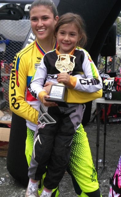 2 Gabriela con su trofeo