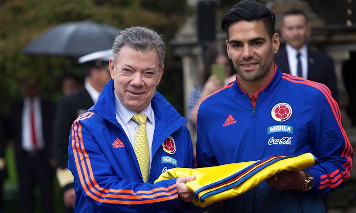 Radamel ‘Falcao’ García recibió de manos del Presidente Santos el Pabellón Nacional durante acto efectuado en la Plaza de Armas de la Casa de Nariño.