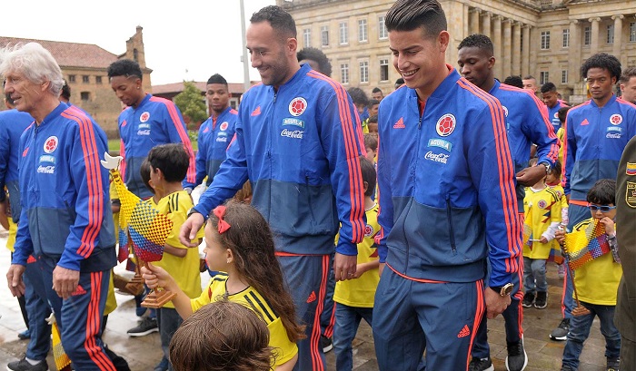 El ‘Profe’ Pekerman, David Ospina, James Rodríguez y el resto de la Selección, acompañados de niños y jóvenes colombianos, cuando entraban a la Casa de Nariño para recibir el Pabellón de Colombia que defenderán en el Mundial de Rusia.