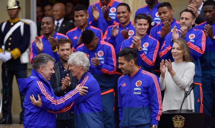 Un abrazo entre el Presidente Santos y el técnico Pekerman marcó la despedida que tributó este jueves el país a la Selección Colombia, rumbo al Mundial.