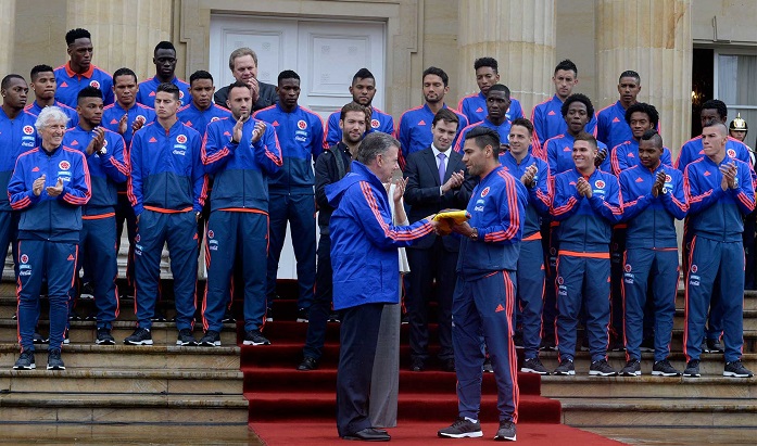 El ‘Tigre’ Falcao, capitán de la Selección Colombiana de Fútbol, recibe la Bandera de Colombia de manos del Jefe del Estado, quien deseó al conjunto todo el éxito en el Mundial a nombre de 50 millones de colombianos.