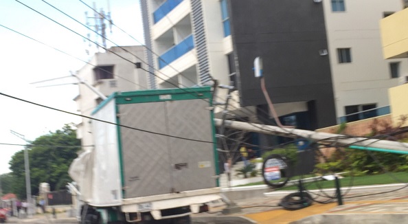 3 Furgón atrapado por poste del alumbrado publico.