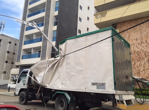 4 amarrado como un toro quedó el furgón.