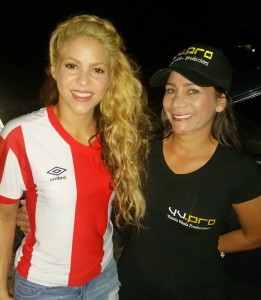 La productora Yizzela Vitola y Shakira juntas terminan el segundo día de grabación. 