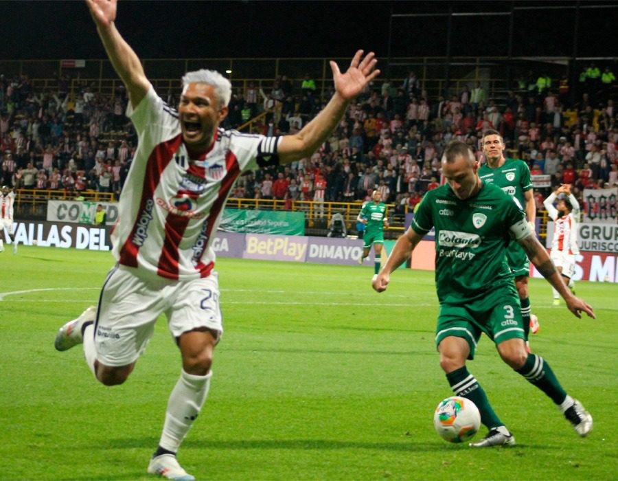 Teófilo Gutierrez en la jugada de penal