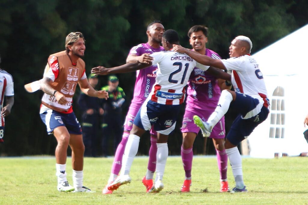 El equipo celebró a rabiar el gol de Canchimbo que significó la victoria