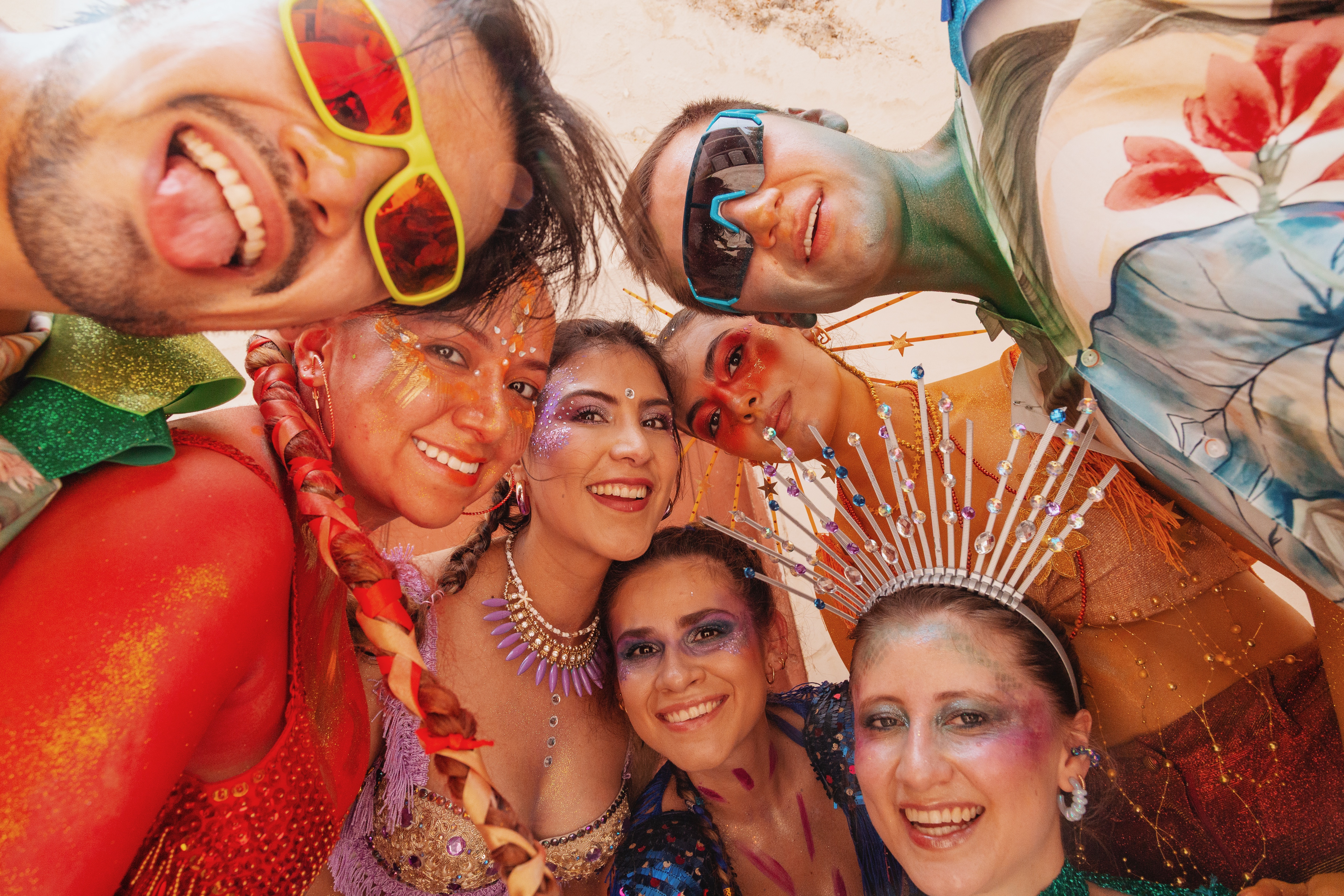 La Puntica No Má nació como una disidencia artística en el Carnaval de Barranquilla. Flavia Rosales narra cómo una comparsa hecha “con las uñas” se transformó en comunidad, sanación y tradición en evolución.